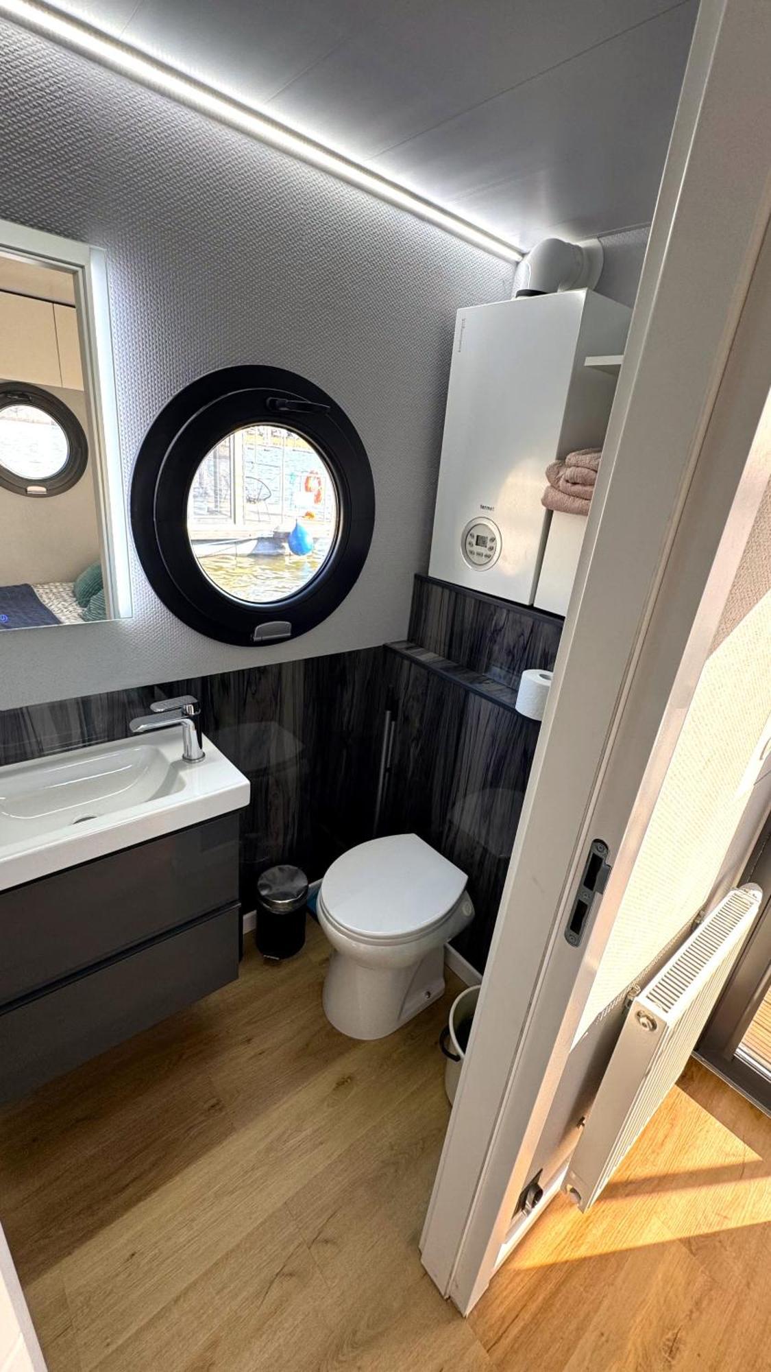 Houseboat Water Boy Apartament Plywajacy Dom Na Wodzie Lodz Lejlighed Wrocław Eksteriør billede