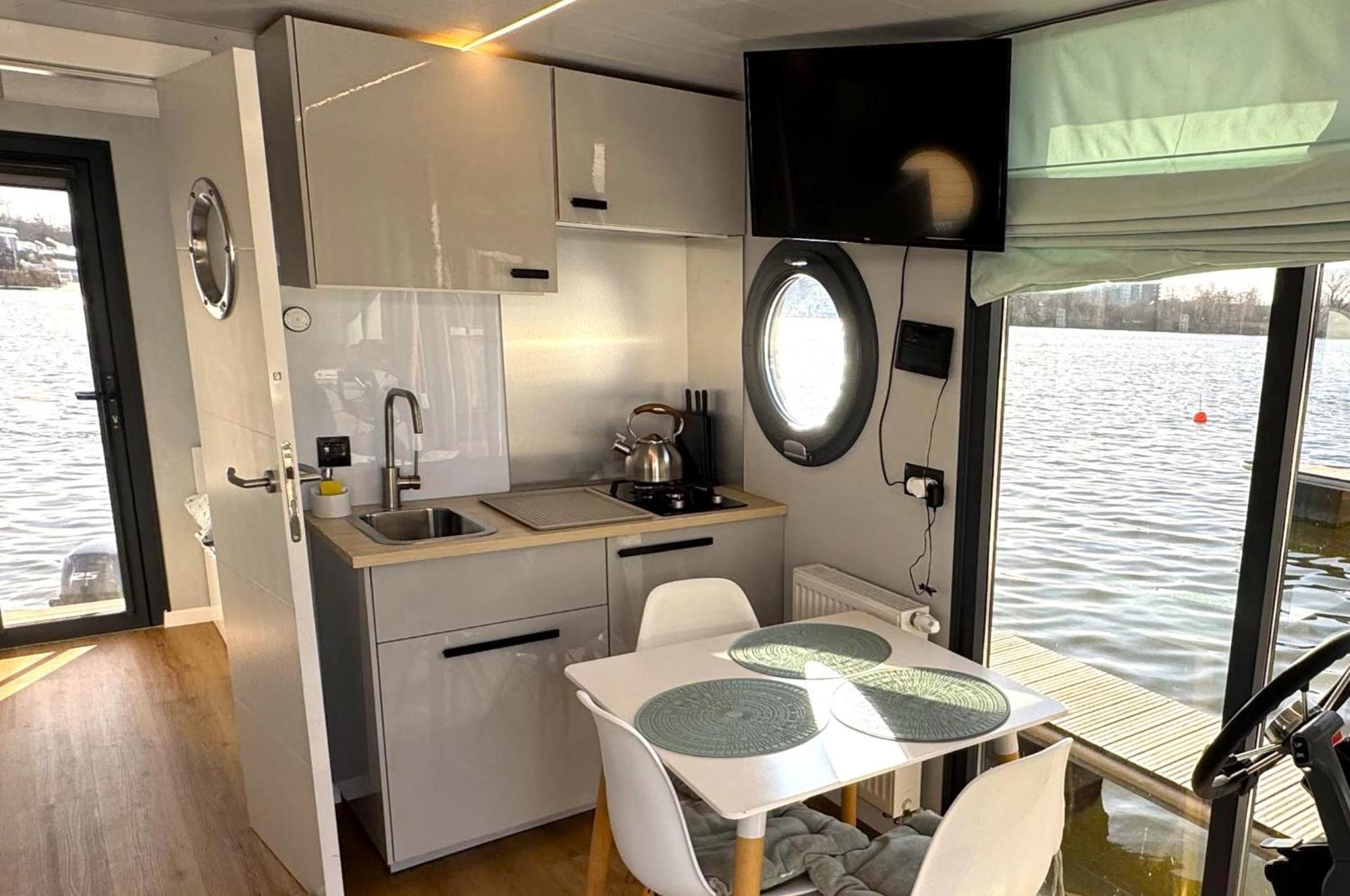 Houseboat Water Boy Apartament Plywajacy Dom Na Wodzie Lodz Lejlighed Wrocław Eksteriør billede